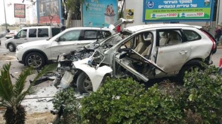 بالصور، اصابة 3 اسرائيليين بانفجار سيارة بتل ابيب على خلفية جنائية 